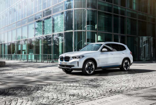 LE PREMIER SUV 100% ÉLECTRIQUE PAR BMW.